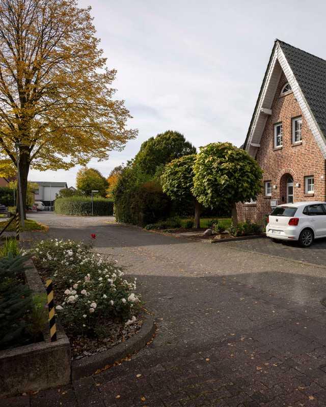 Zuverlässig und flexibel mobil sein: das ist wesentlich für den Alltag der Menschen. Ob im Arbeitsleben oder in der Freizeit, ob in Ballungsräumen oder auf dem Land: Das Straßen- und Schienennetz muss stetig verbessert werden. Dafür arbeitet die nordrhein-westfälische Landesregierung.